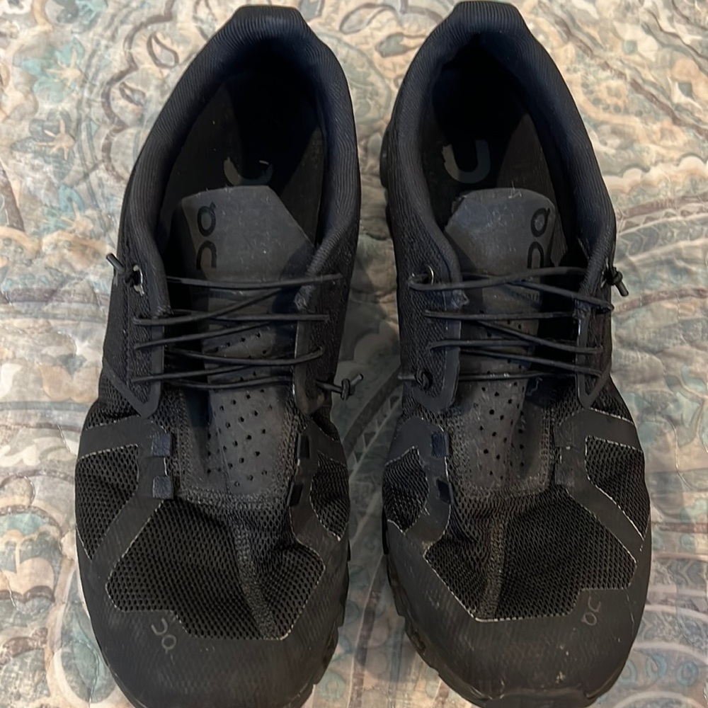 11 wide on cloud shoes. All black.
